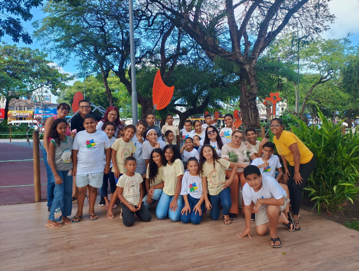 Grupo do Juvenópolis reunido na praça