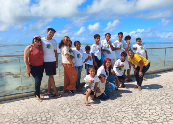 Grupo na orla da praia