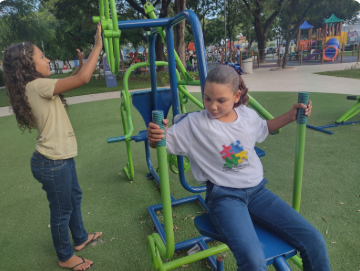 Crianças brincando no playground